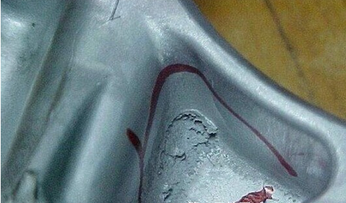 鋁壓鑄過程中鑄件表面上會(huì)有摩擦燒蝕的情況是怎么回事？